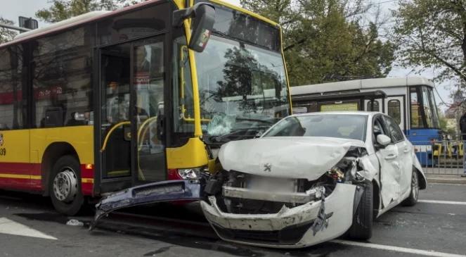 Autobus staranował dziewięć samochodów. Przywrócono ruch w centrum Wrocławia