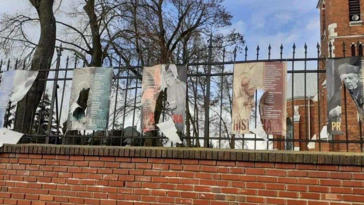 Zniszczone plansze wystawy "Wyszyńskiego i Wojtyły gramatyka życia" w Rejowcu
