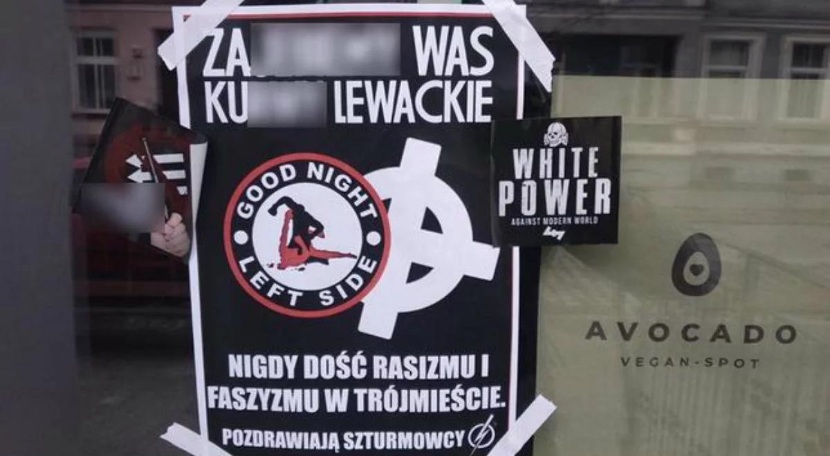 Gdańsk: bez aresztu dla dwóch osób, które rozwiesiły faszystowskie plakaty