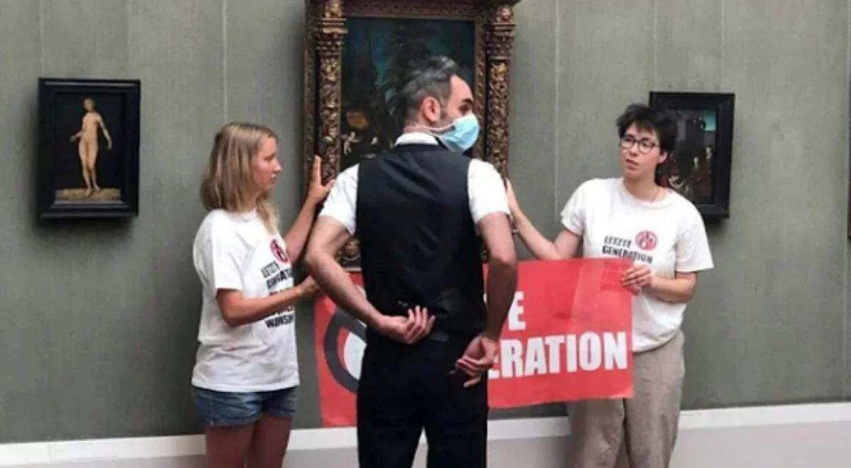 Niemiecka eko-aktywistka przykleiła się do obrazu w galerii. Trafi za kratki