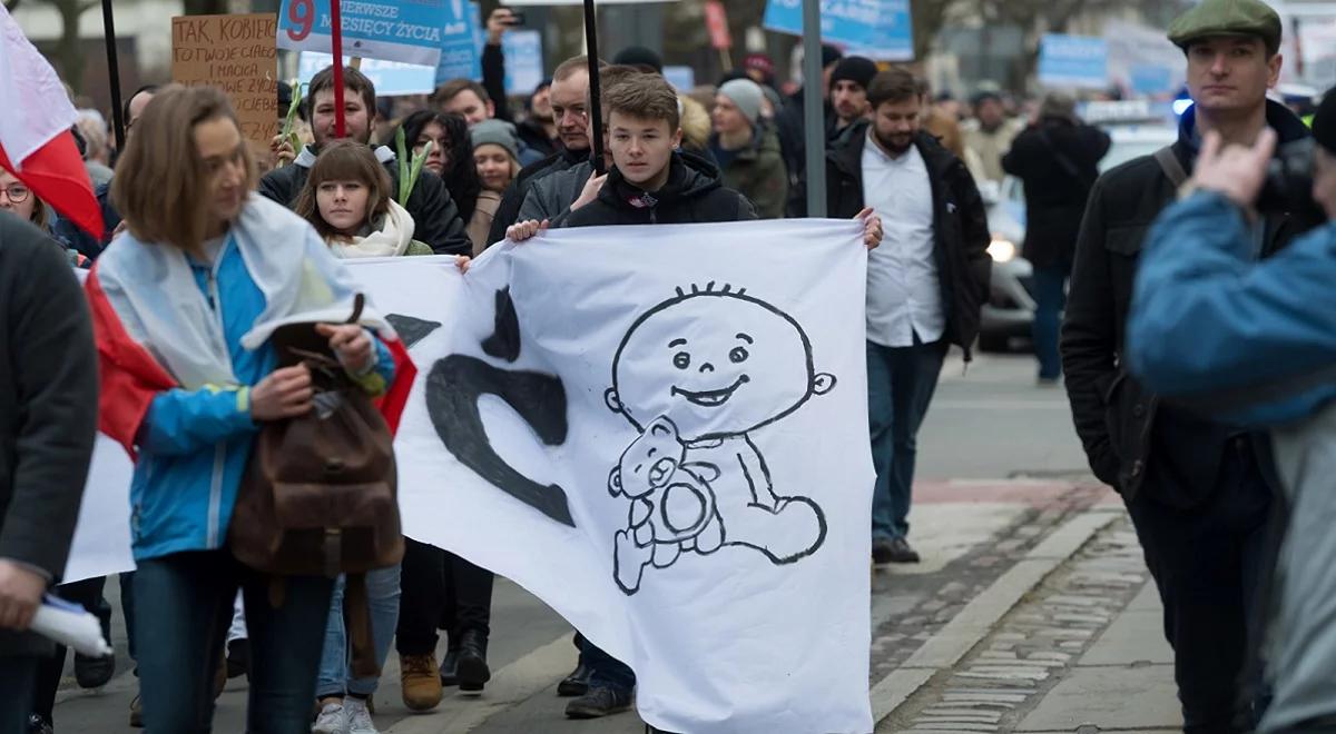 „Nie stoimy z boku, kiedy prawo do życia jest kwestionowane”. Ulicami Poznania przeszedł "Biały marsz" przeciwników aborcji