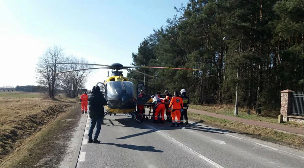 Wypadek pod Warszawą. Kierowca wjechał w kolarzy, cztery osoby ciężko ranne