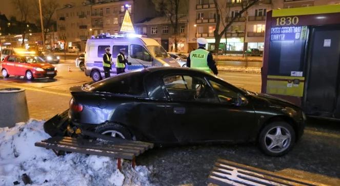 Warszawa: pijany kierowca wjechał w przystanek autobusowy. Są ranni