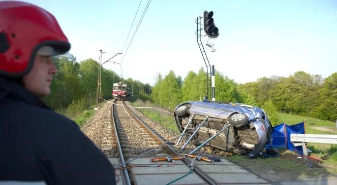 Tragedia na przejeździe w Maciejowie. Wjechali pod pociąg