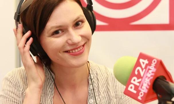 Aga Kiepuszewska śpiewa i dyryguje "Ciszą"