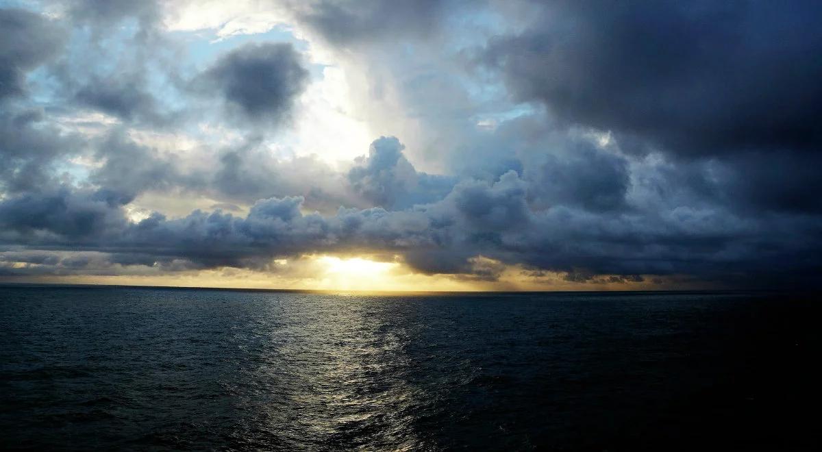 Pogoda: umiarkowanie pochmurno, na północy przelotne deszcze