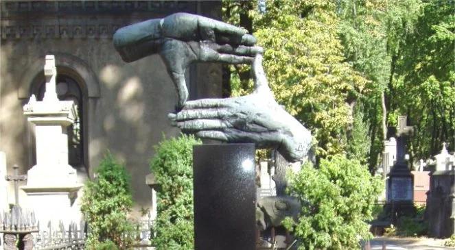 Policja znalazła rzeźbę ukradzioną z grobu Krzysztofa Kieślowskiego