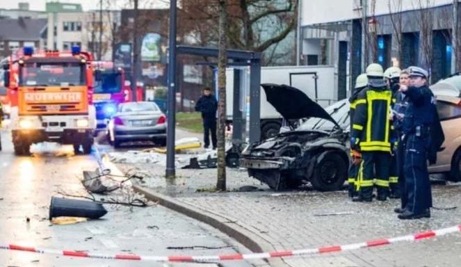 Samochód wjechał w przystanek autobusowy w Niemczech. Są ranni
