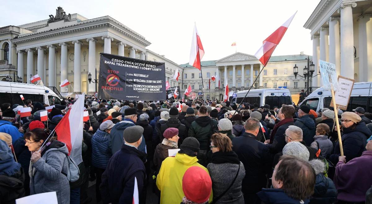Protest rodziców przeciwko deklaracji LGBT+. "Ręce precz od naszych dzieci"