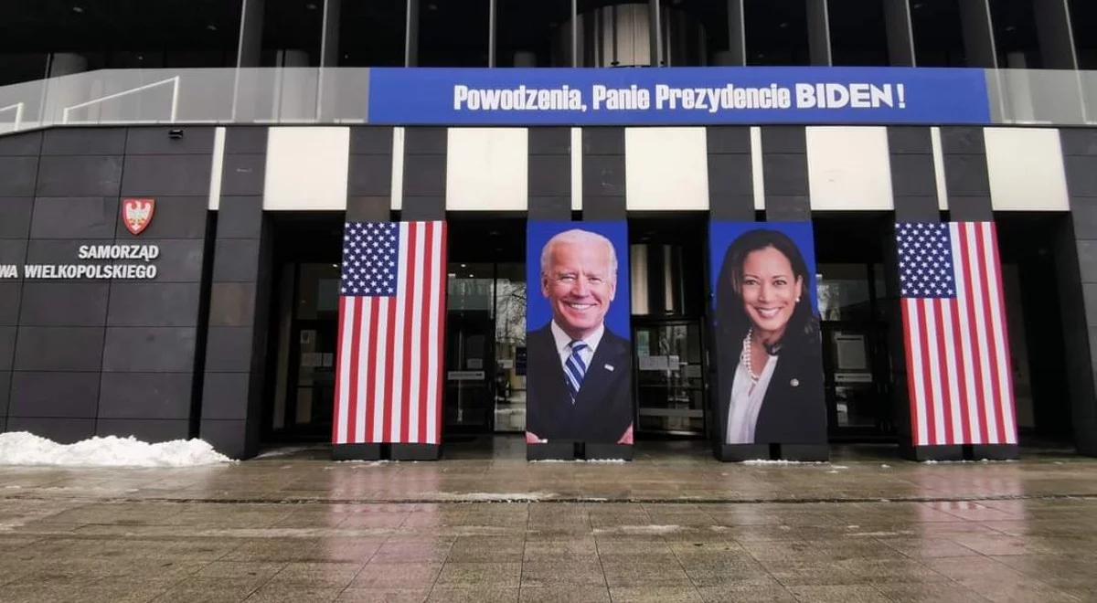 Biden i Harris na budynku Urzędu Marszałkowskiego. Internauci nie kryją oburzenia