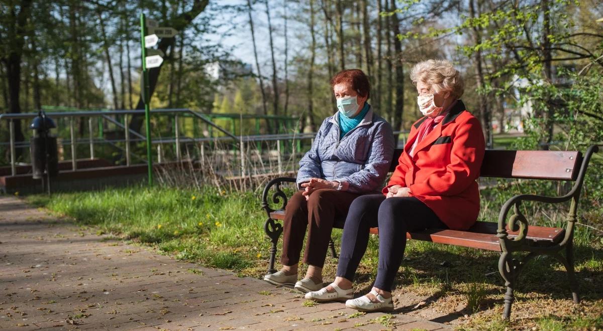 "Pomaga spacer po parku, nawet marsz w miejscu". Fizjoterapeuta o rehabilitacji ozdrowieńców z COVID-19