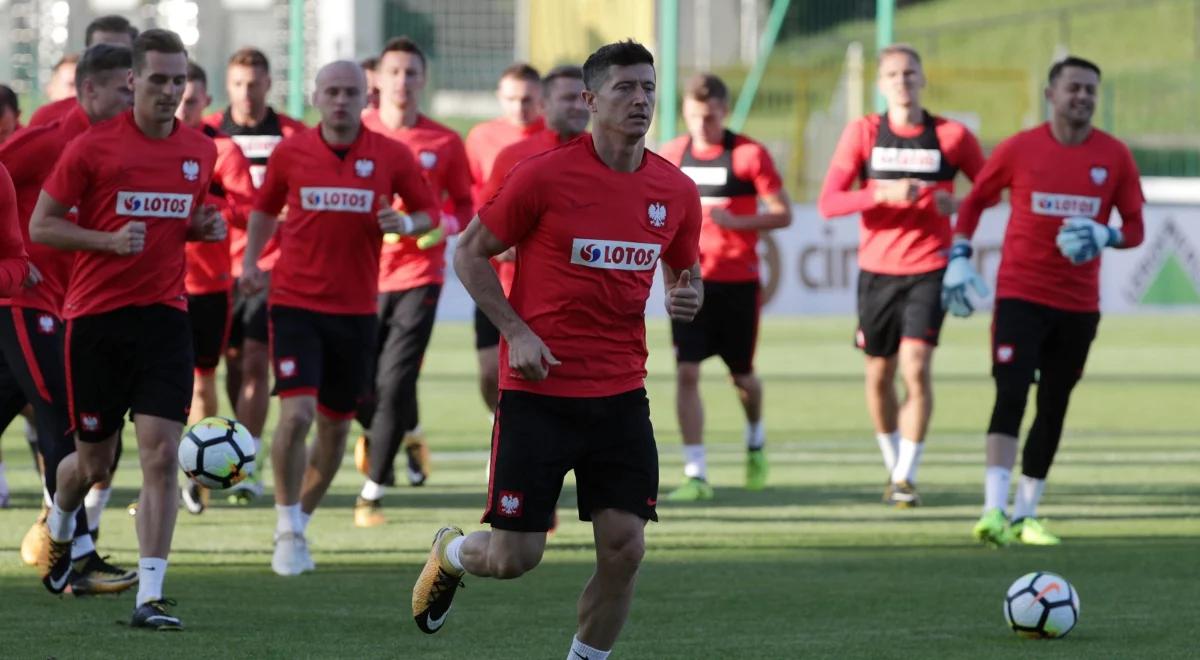 Rosja 2018: Dania - Polska. Robert Lewandowski założył okulary i spojrzał na szkolenie piłkarskiej młodzieży