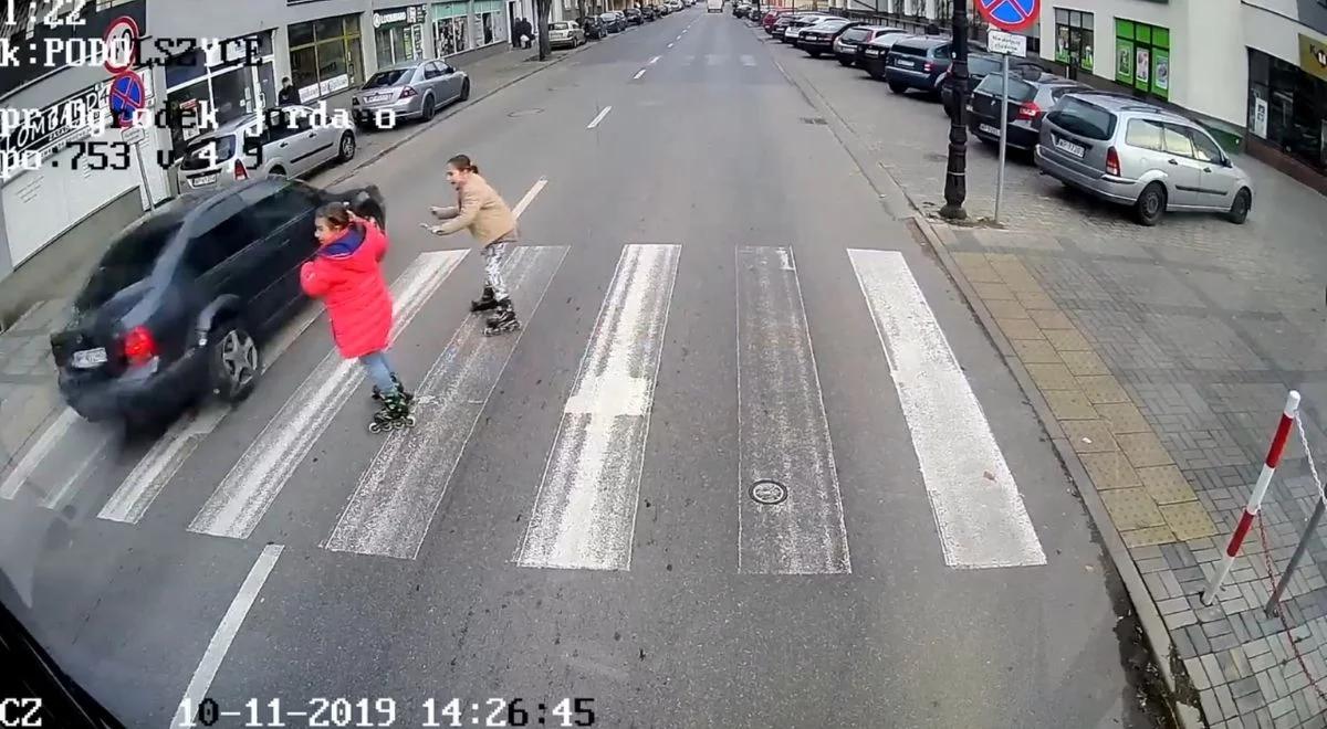 Kierowca mało nie potrącił dziewczynek na pasach. Jest w rękach policji