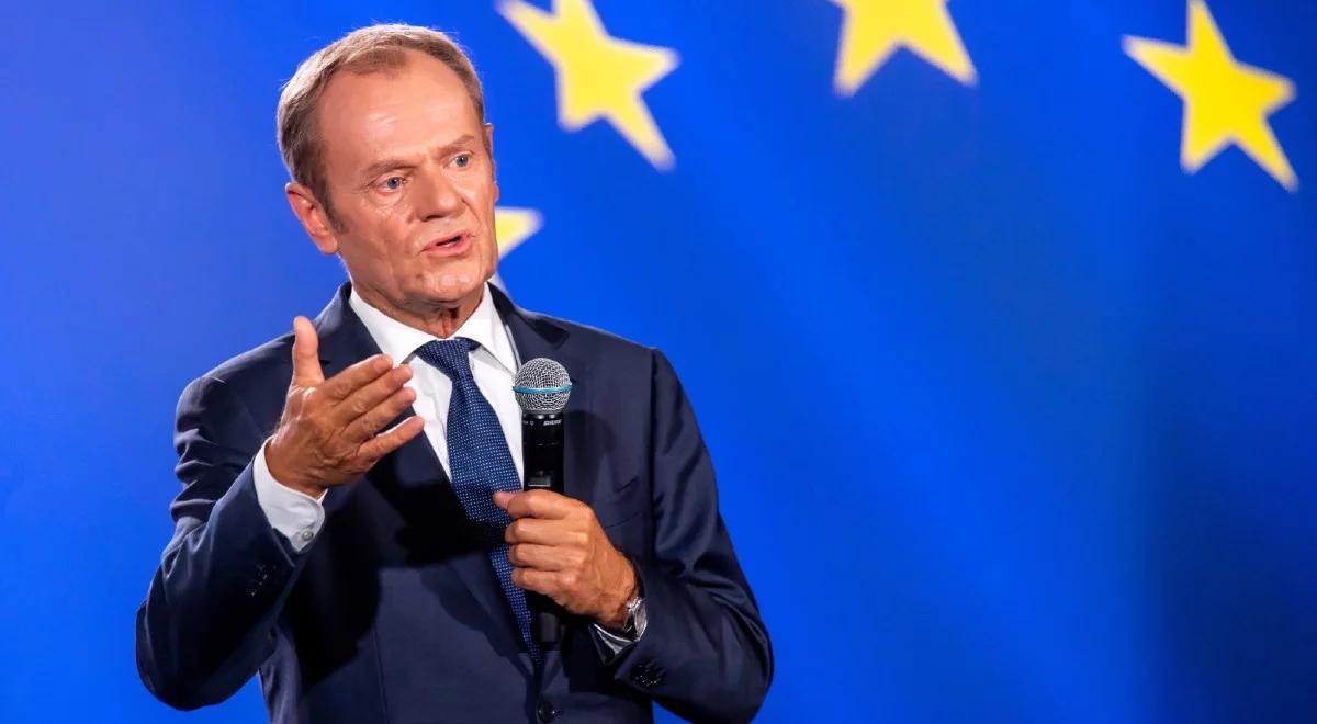 Tusk przeciw krzyżom w urzędach. Wyrwich: walczy o elektorat lewicowy, wcale nie łagodny