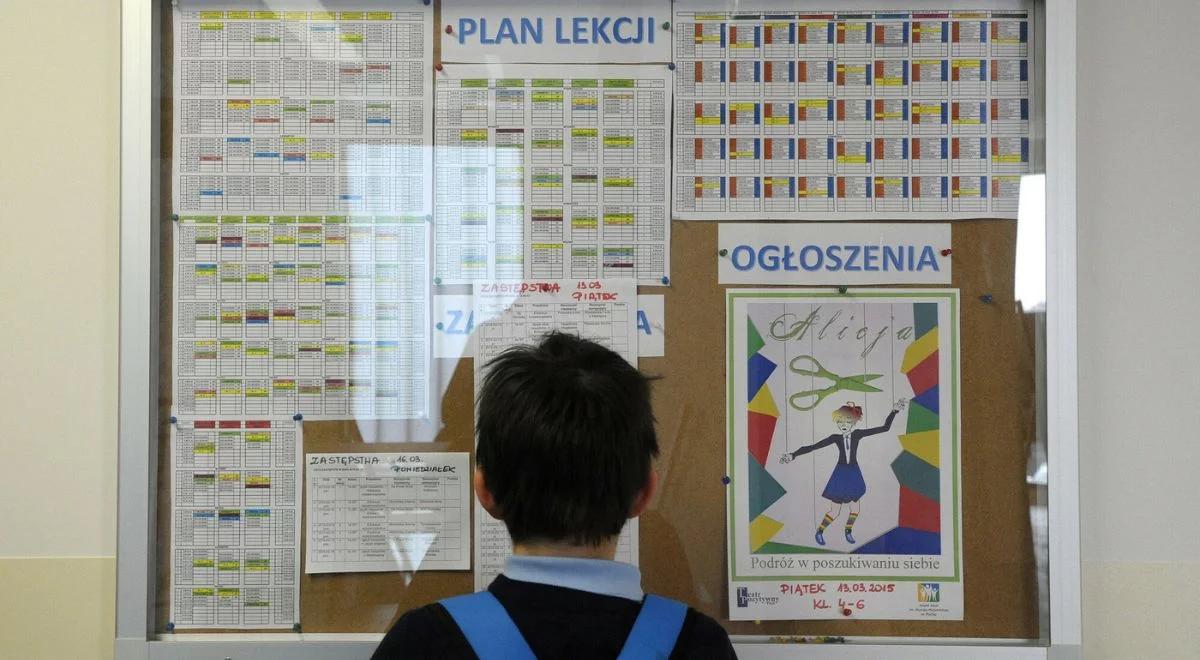 Rodzice skarżą się na godziny lekcyjne. Dzieci kończą po 17