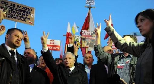 PiS vs Janusz Palikot przed Pałacem Prezydenckim. "PO=faszyzm", "Targowica"