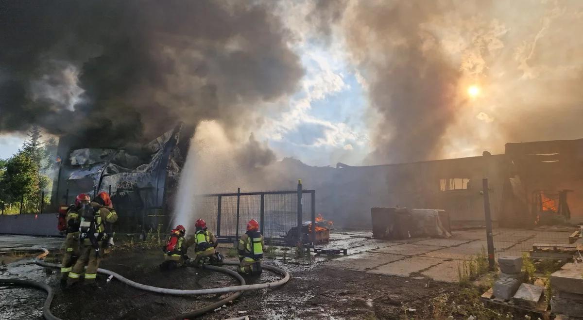 Siemianowice Śląskie. Strażacy opanowali pożar hali, trwa dogaszanie ognia