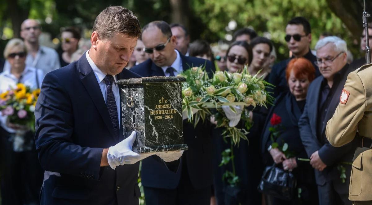 Ostatnie pożegnanie Andrzeja Kondratiuka. Reżyser spoczął na wojskowych Powązkach