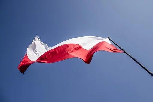 Ruszyła kampania społeczna: nie pisz na fladze, organizatorzy apelują o szacunek dla  barw narodowych