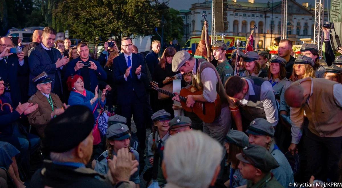 Obchody 78. rocznicy Powstania Warszawskiego. Premier wraz z harcerzami przyłączył się do śpiewów