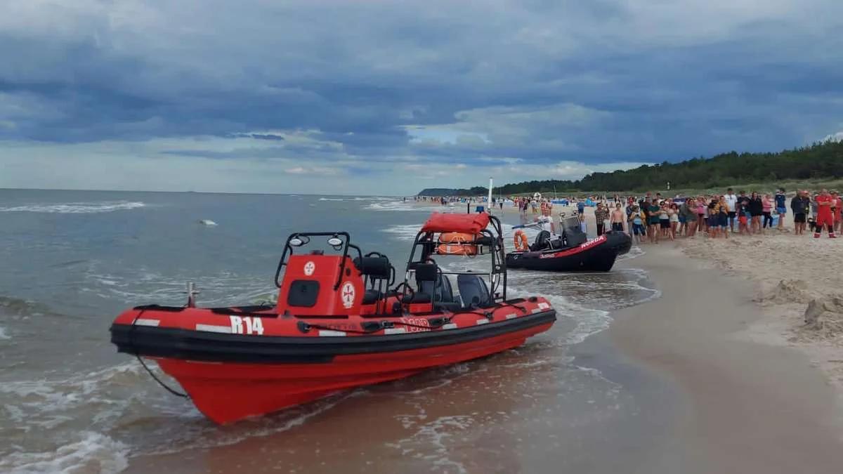 Dramatyczne chwile w Karwi. Tonący mężczyzna, plażowicze pomogli utworzyć łańcuch życia