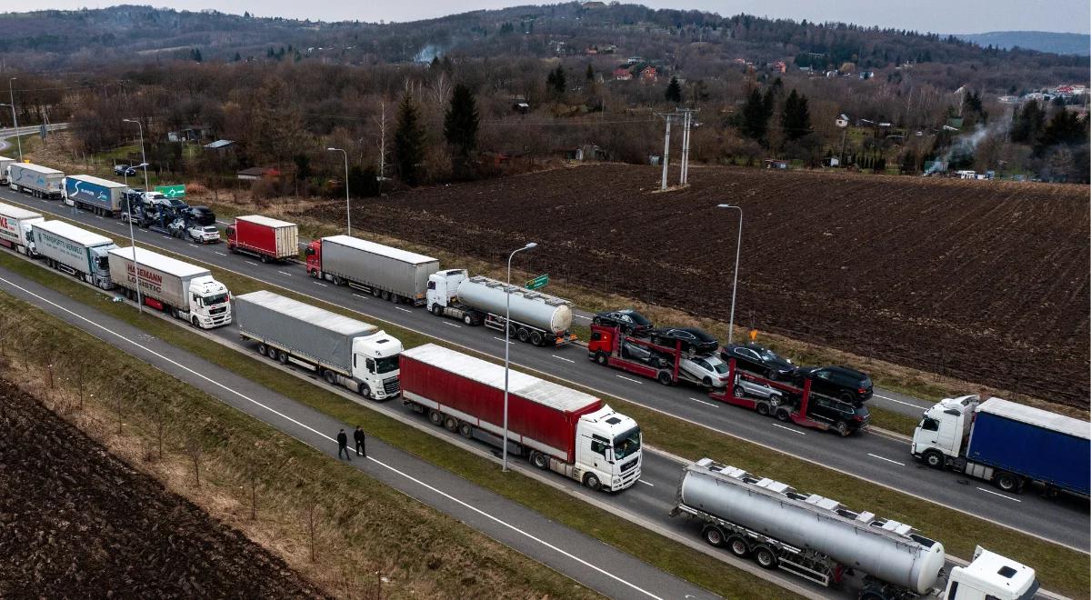 Setki tirów nie może przejechać przez granicę z Ukrainą. Wielka kolejka