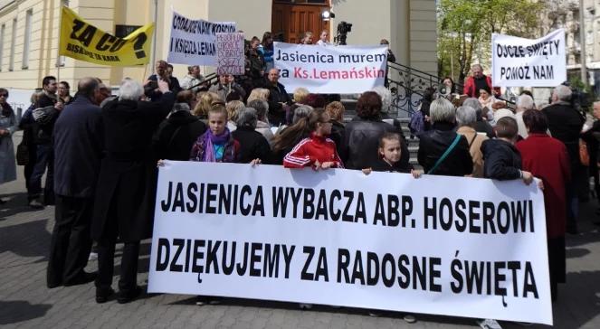 Parafianie z Jasienicy protestują w Warszawie. "Za co, biskupie, ta kara?