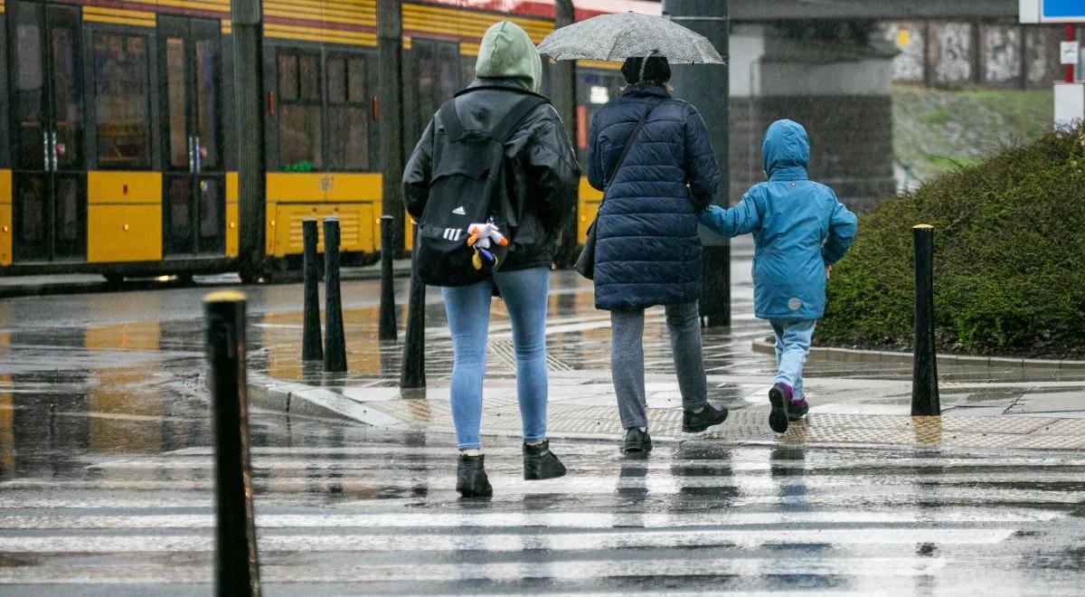 Pogoda da się we znaki. IMGW ostrzega. W całym kraju opady, miejscami spadnie śnieg