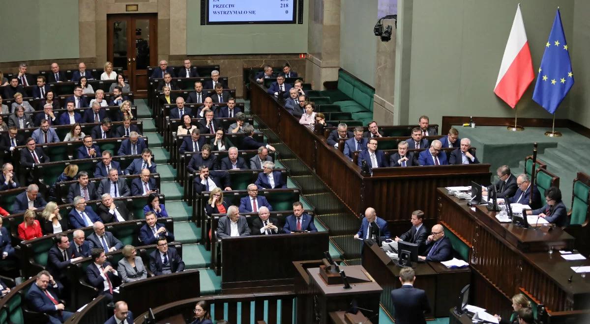 Sondaż CBOS: PiS z ogromną przewagą nad KO i Lewicą