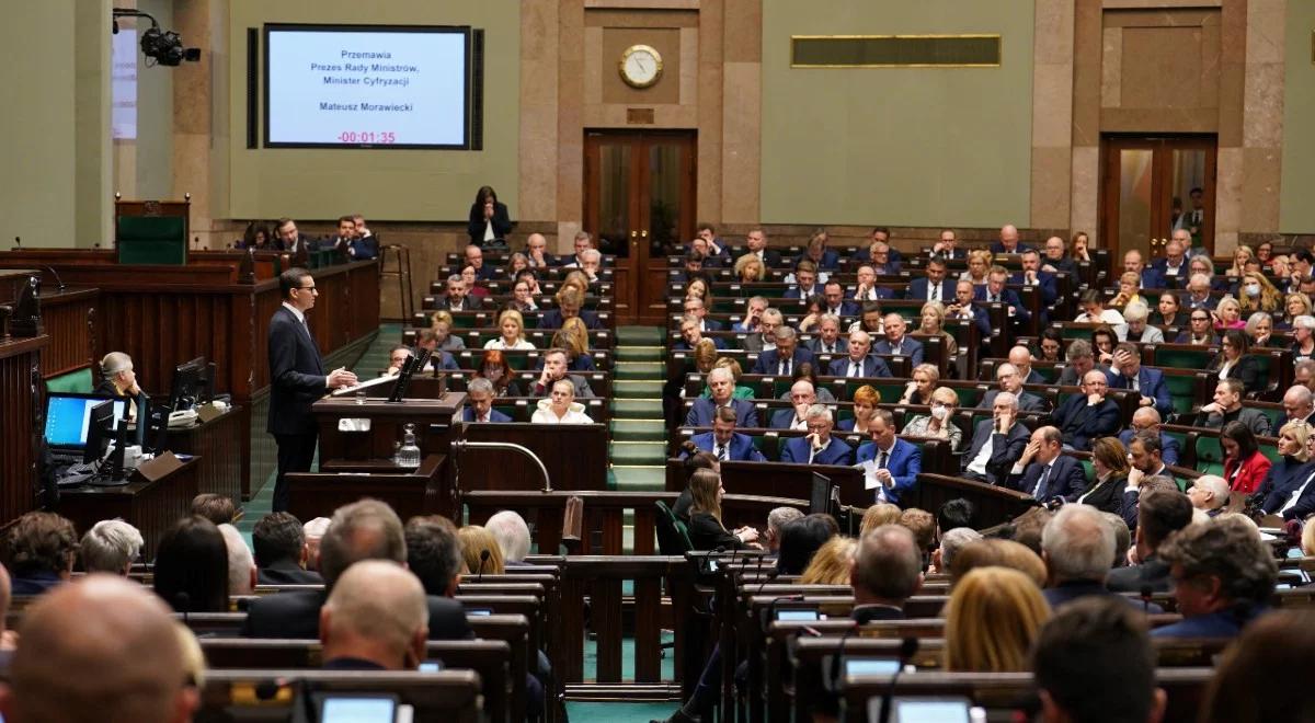 Krzywonos odwraca się plecami do premiera. Poseł PiS: dla niektórych nie ma sytuacji godnych uszanowania