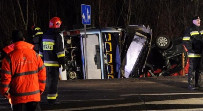 Zderzenie autobusu z samochodem pod Warszawą. 2 osoby zginęły