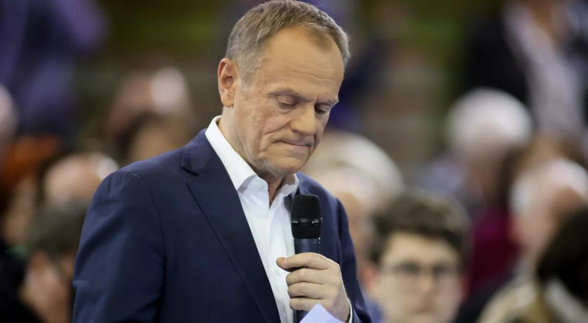 Tusk powiedział, że "nienawiść nie może zatruć naszych serc i umysłów". Po tym... serdecznie powitał Niesiołowskiego