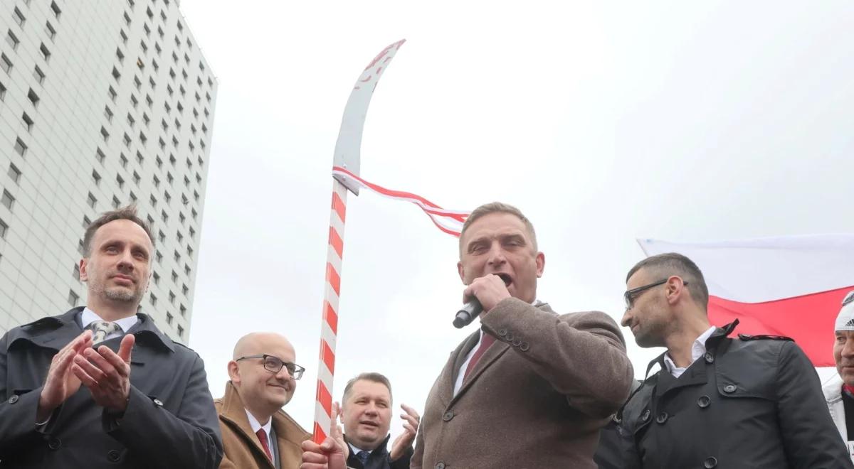 Bąkiewicz z symboliczną kosą na sztorc. Chciał szokować w Warszawie