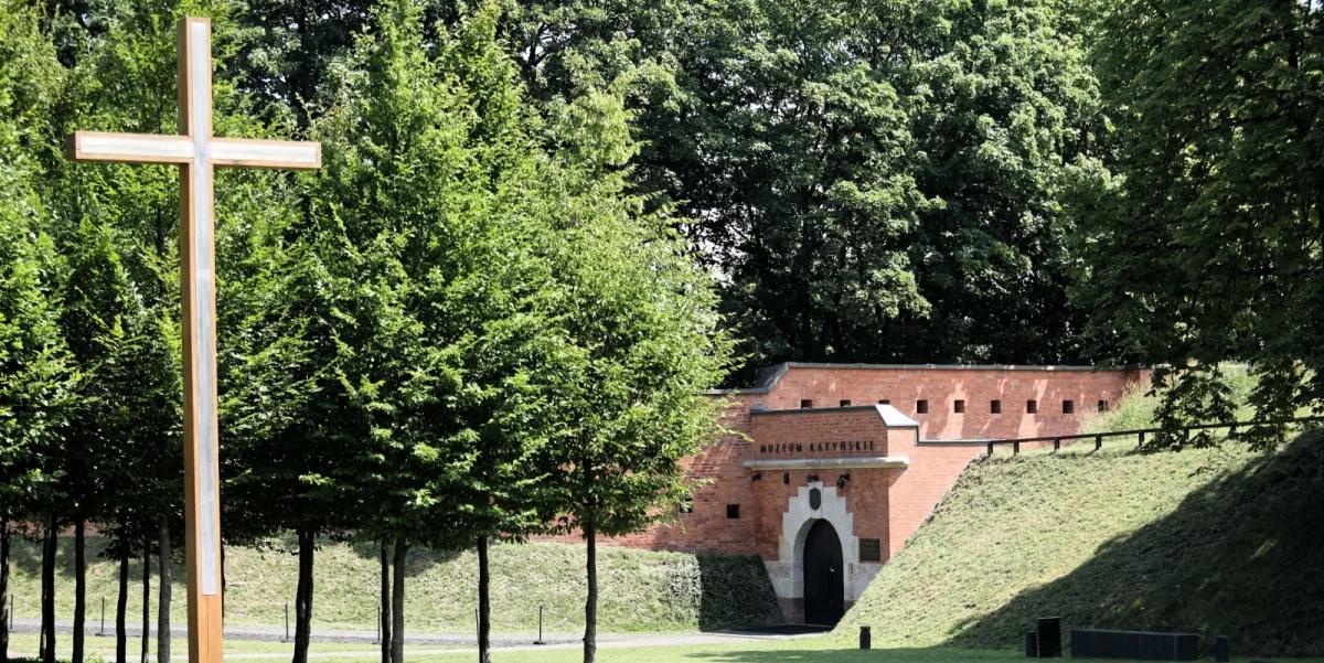 Szef MON: Muzeum Katyńskie znakomicie służy prawdzie, narodowej pamięci i tożsamości 