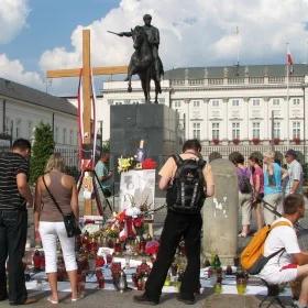 "Zburzyć pałac prezydencki - zasłania krzyż"