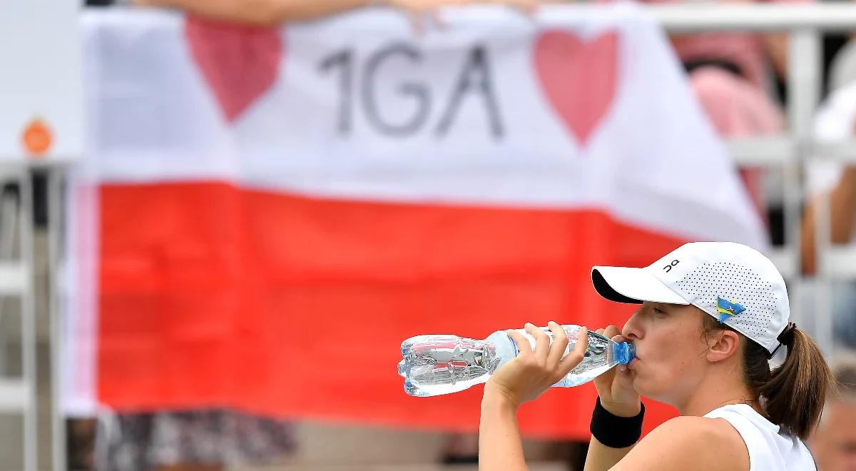 WTA Warszawa: Iga Świątek nagrodziła cierpliwych fanów, czekali prawie dwie godziny. "Jesteś kochana" 
