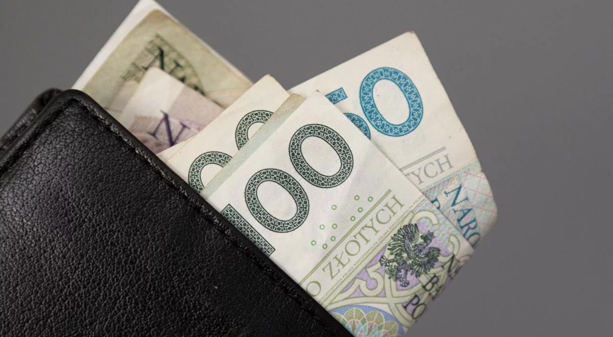 Polacy oszczędzają na "czarną godzinę". "Obawa przed niestabilnością"