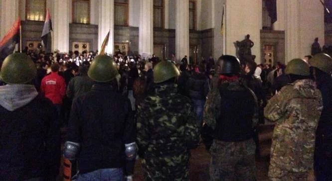 Kijów: Prawy Sektor przed gmachem parlamentu