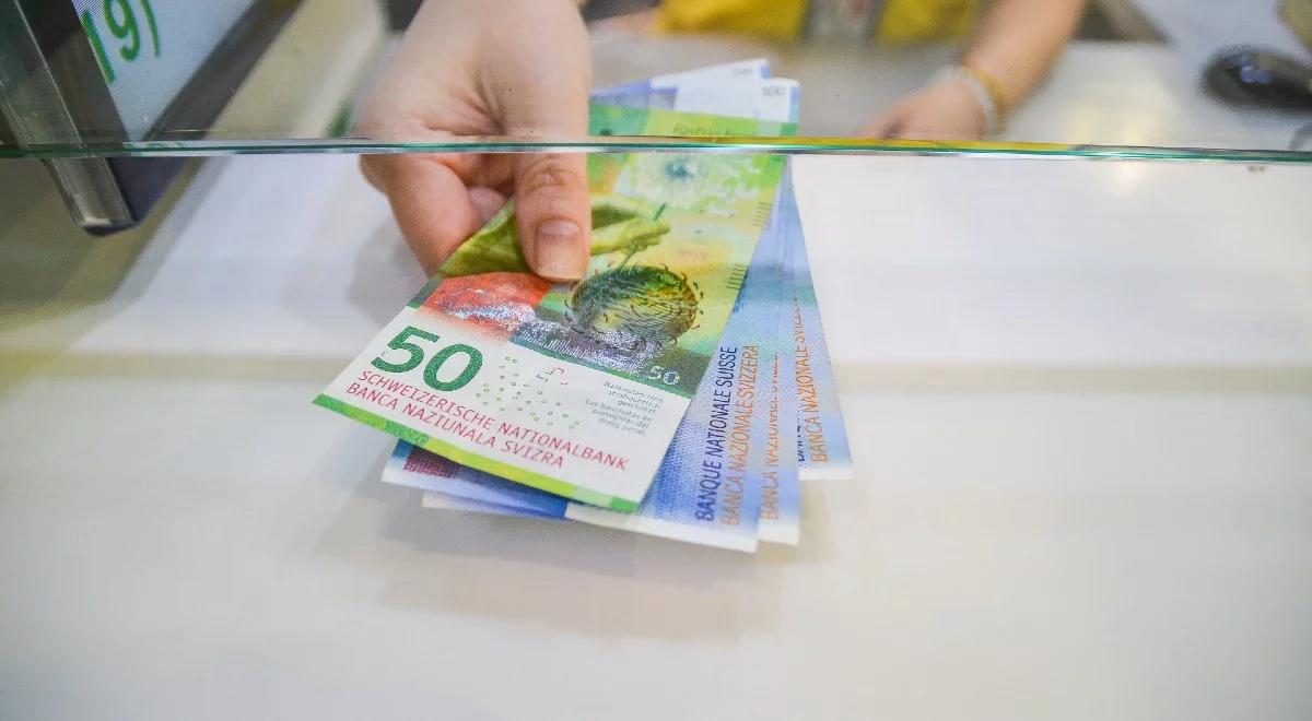 Spada zainteresowanie ugodami frankowiczów z bankami. Stopy procentowe skłaniają do dodatkowych wyliczeń