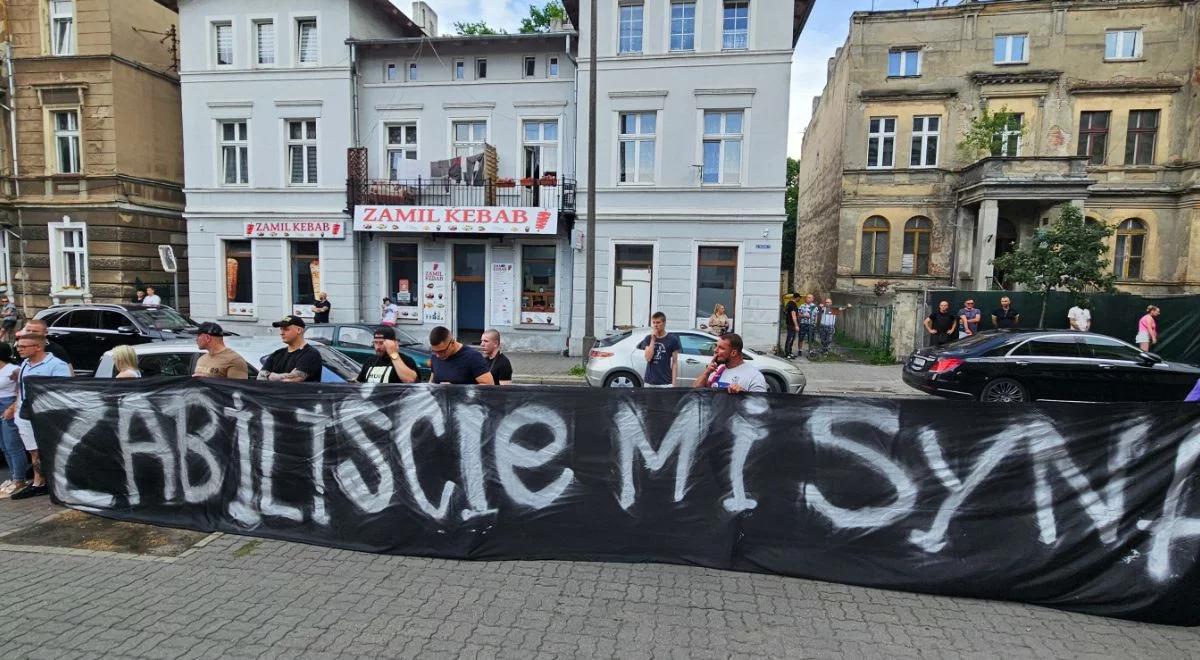 Śmierć 27-latka w Inowrocławiu. Mieszkańcy protestują przed komendą policji