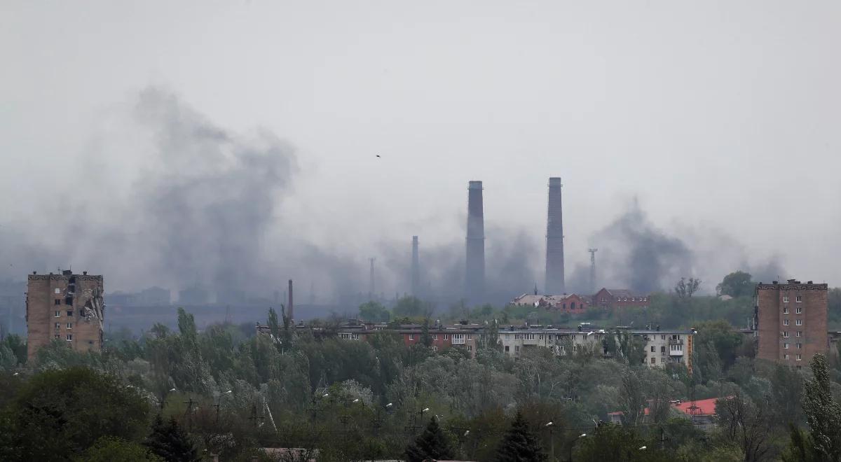 Rosjanie zaatakowali Azowstal pociskami z termitem. Ta broń jest zakazana przez normy prawa międzynarodowego