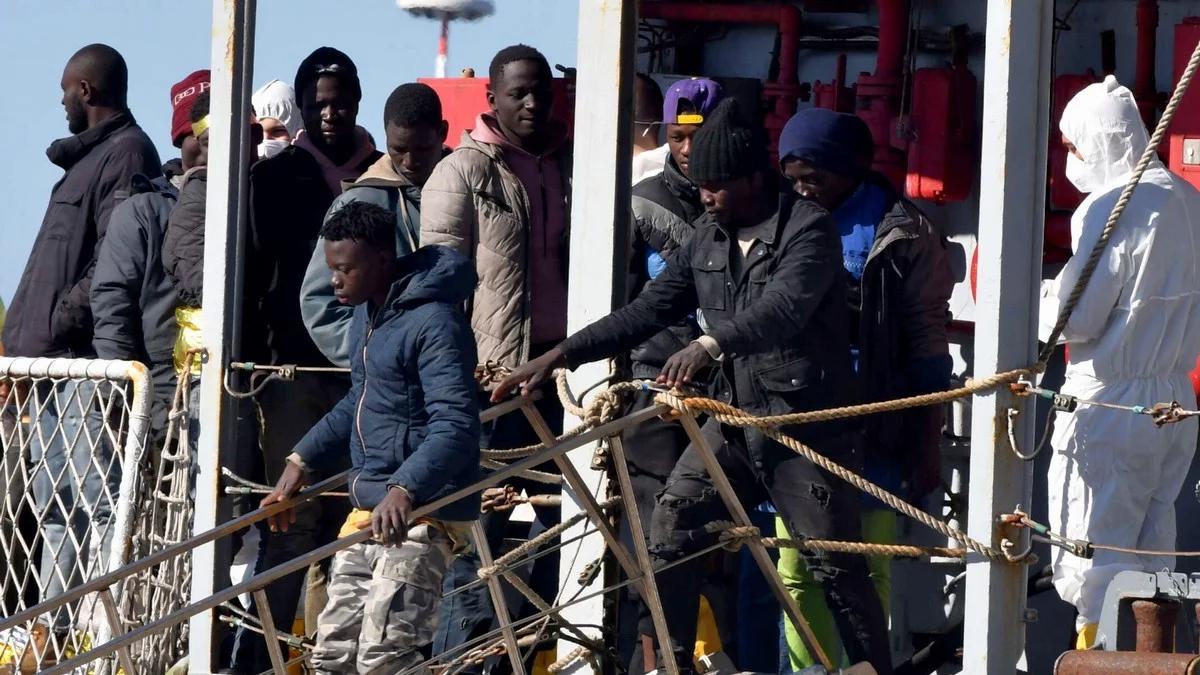 Lampedusa pod naporem imigrantów. Z Afryki płynie łódź za łodzią 