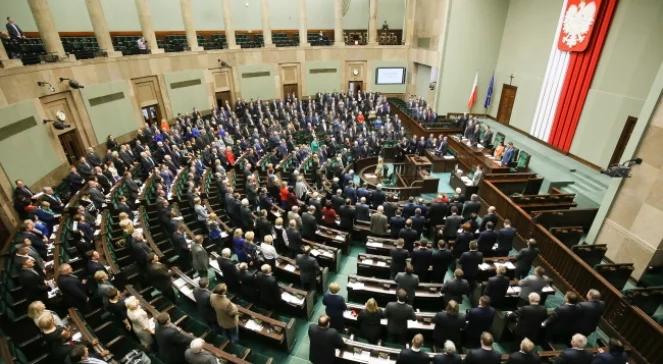 Burza w Sejmie wokół święta Zwycięstwa i Wolności. Prace nad projektem PiS zawieszone