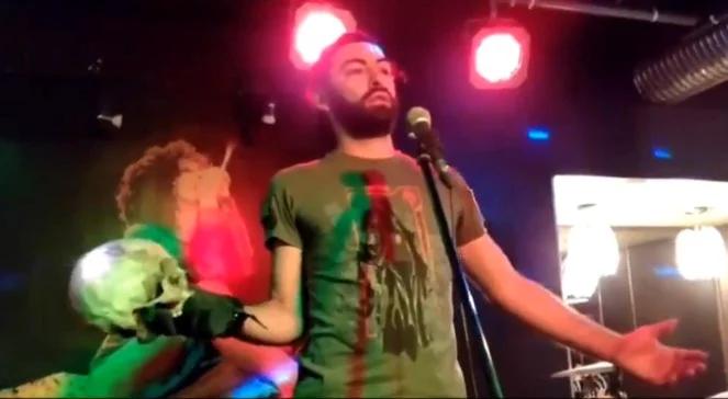 Najemnik wymachiwał ze sceny czaszką ukraińskiego żołnierza. "Rosja łamie prawo nawet w stosunku do zmarłych"