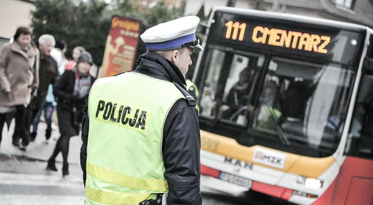 Tłumy w okolicach cmentarzy. Dodatkowe patrole policji i wzmożone kontrole