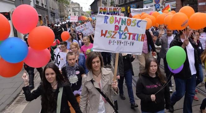 Marsz równości w Krakowie. "Dziewczyna i dziewczyna szczęśliwa rodzina"