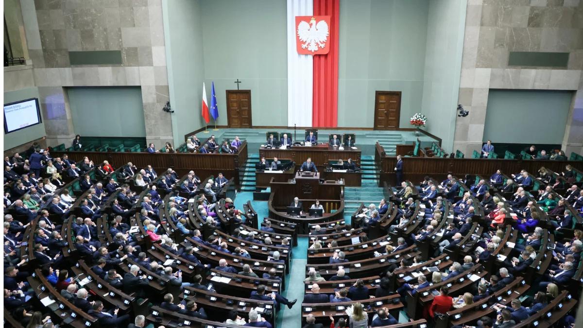 PiS i KO idą łeb w łeb. Za nimi rośnie trzecia siła