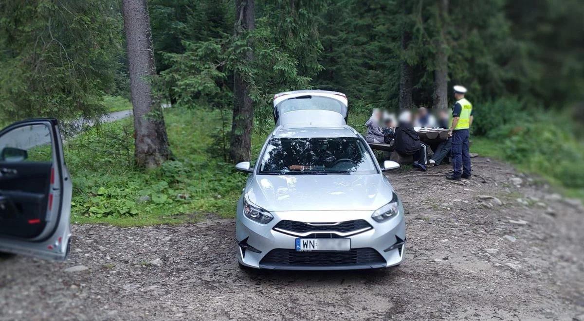 Turysta z Kuwejtu wjechał autem do… Doliny Chochołowskiej. Policja wymierzyła mu surową karę