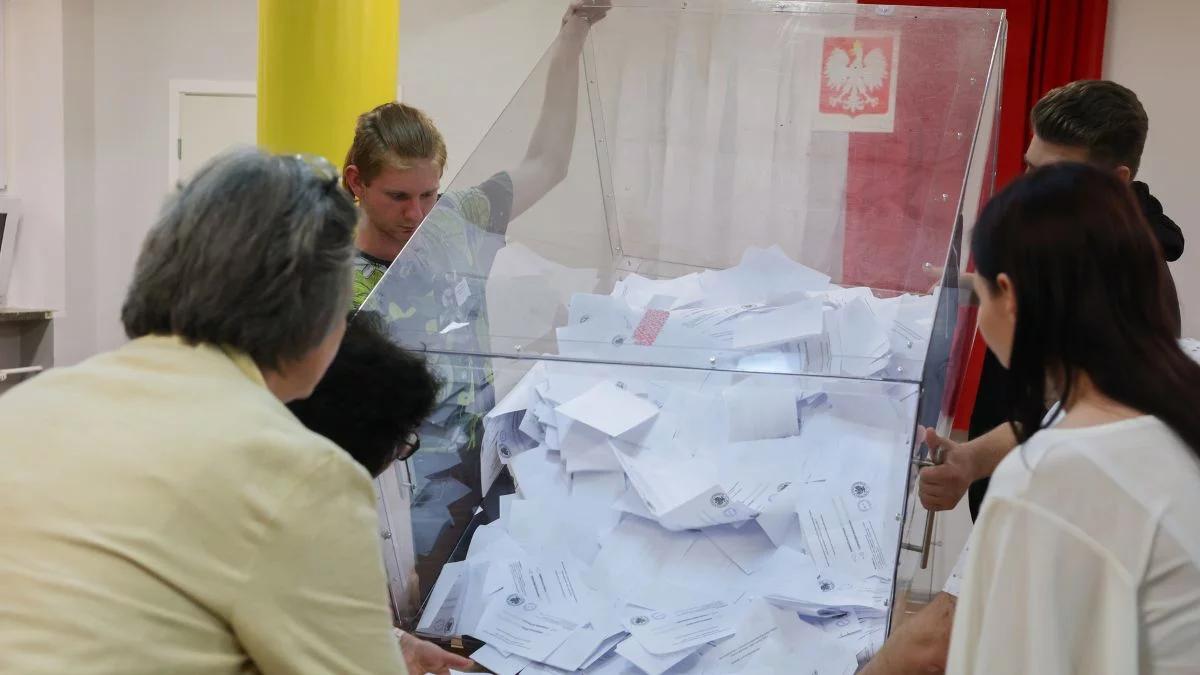 Internauci wychwycili anomalie w komisjach wyborczych. Jest komentarz PKW