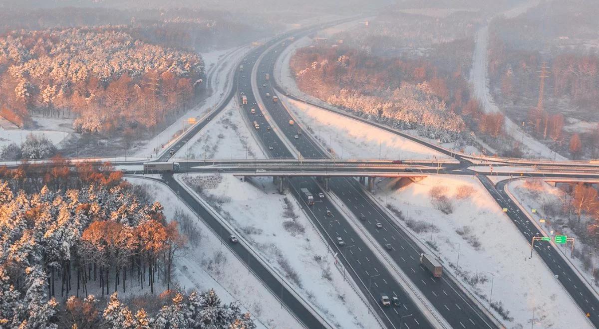 GDDKiA: uwaga na śliskie drogi. "Jazdę utrudnia mżawka, deszcz i śnieg"